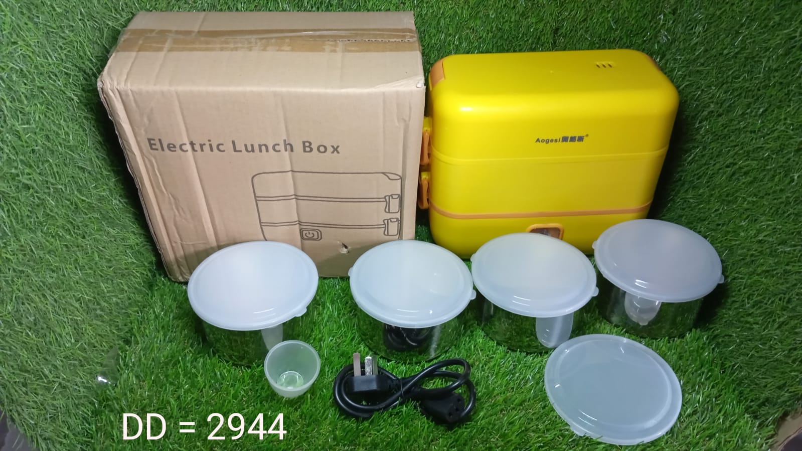 Electric lunch box with four stainless steel compartments Electric lunch box with four stainless steel compartments